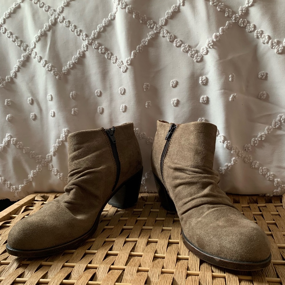boc Women's Tan Suede Ankle Boots